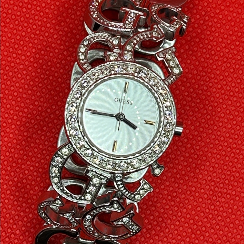 Guess Women‘s Jumbelina Silver Watch with Crystal Detailing